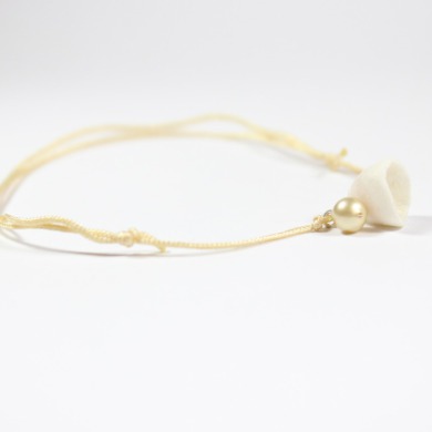 bracelet porcelaine clochette blanche, perles sur cordon fin nylon couleur crème