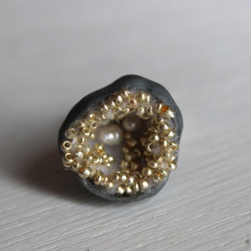 bague coquille de porcelaine grise, intérieur perles brodées doré mat et perles d'eau douce,sur anneau réglable en argent