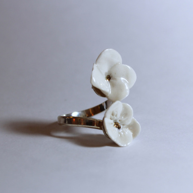 Bague porcelaine blanche,2 fleurs, coeur or sur anneau réglable en argent en argent